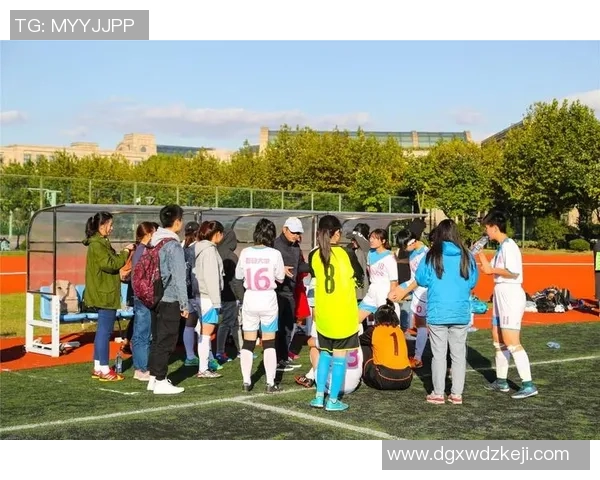 斜着踢足球的技巧与训练方法探讨提升球技的独特视角与实践分享